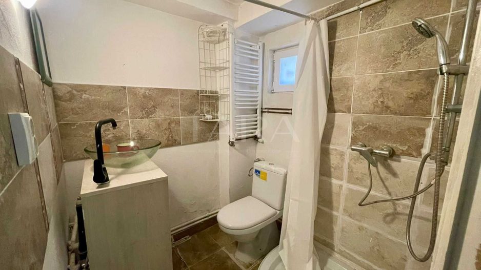 Apartament tip casă, două niveluri, zonă centrală, curte interioară. - Poză 3