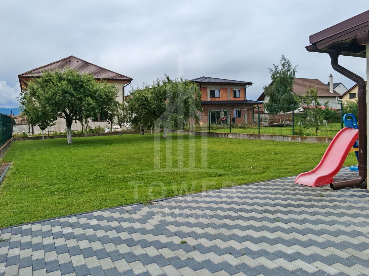 Casă modernă și spațioasă de închiriat în cartierul Gușterița - Poză 3