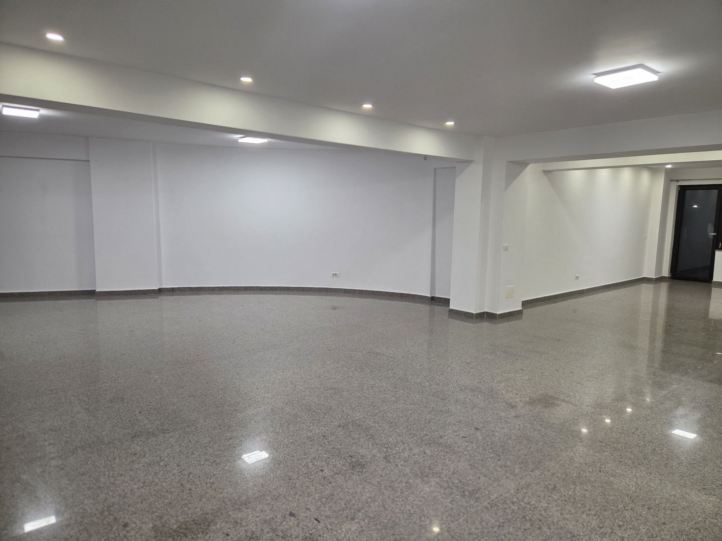 Spatiu comercial, Damaroaia/ Petrom City, terasa 37mp+boxa+2locuri par - Poză 5