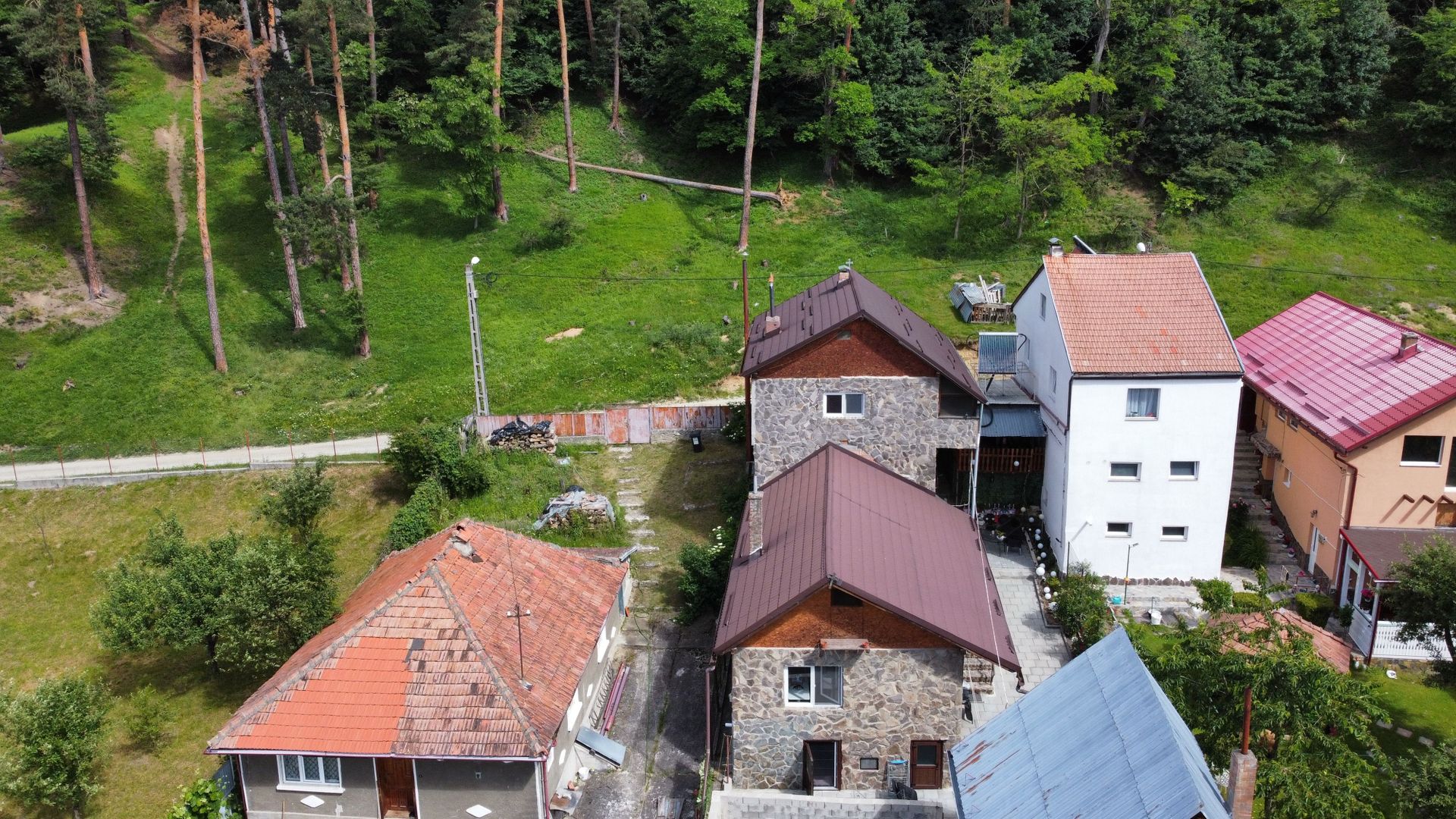 Apartament tip casă la curte, lângă pădure – Zărnești - Poză 1