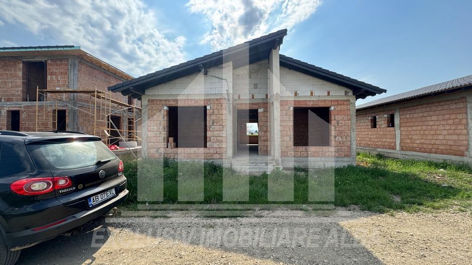 Casa individuala la rosu, Orizont - Poză 1