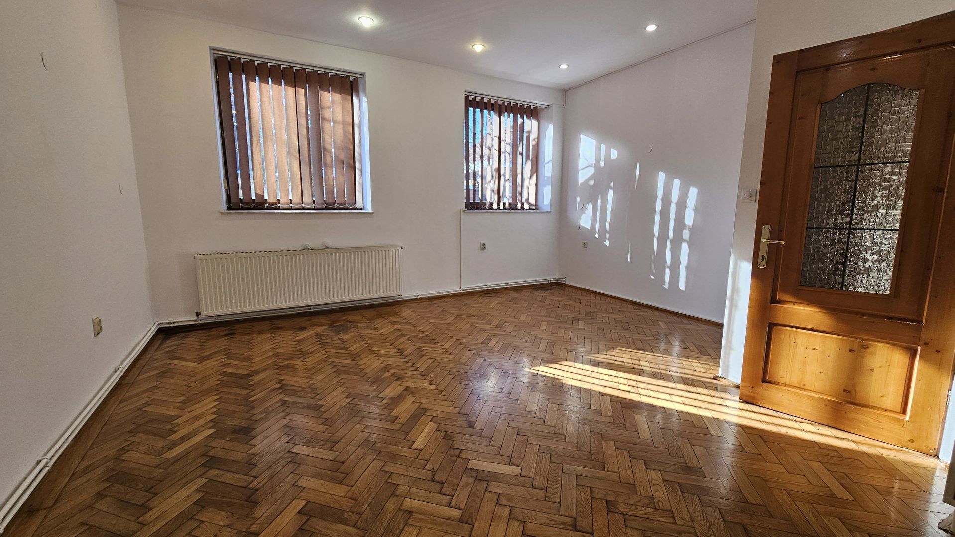 Str Lunga apartament pretabil birou/cabinet , parter stradal - Poză 2