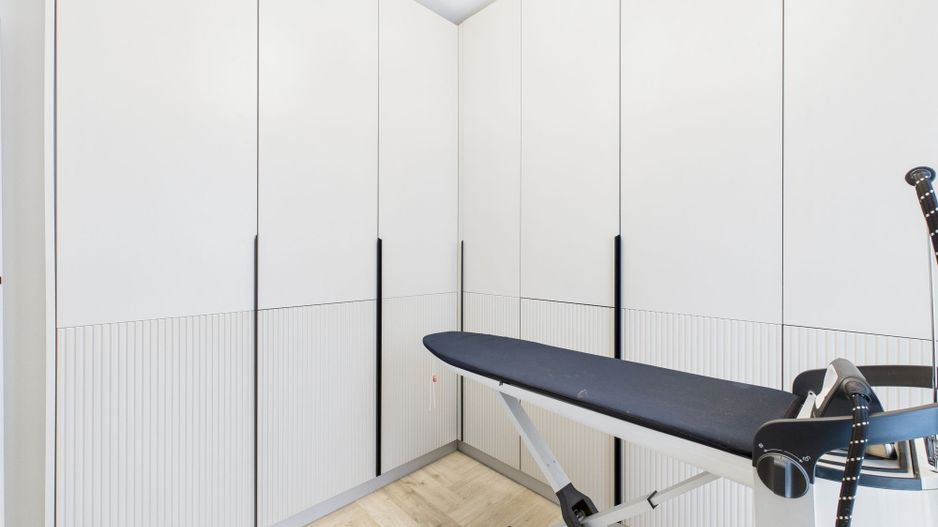 Casă modernă cu 5 camere, 4 băi și terasă închisă – Otopeni, central - Poză 24