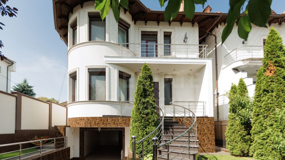 Chirie, casă, 2 nivele, 5 camere, str. George Meniuc, Centru - Poză 1