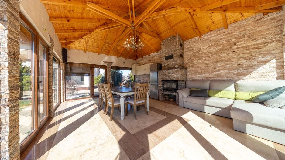 Casa 6 dormitoare+4 bai -1500 mp teren-Sacele - Poză 44