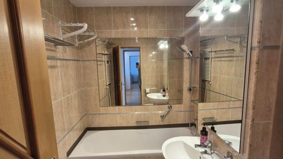 Închiriez apartament cu 3 camere,  centru - Poză 7