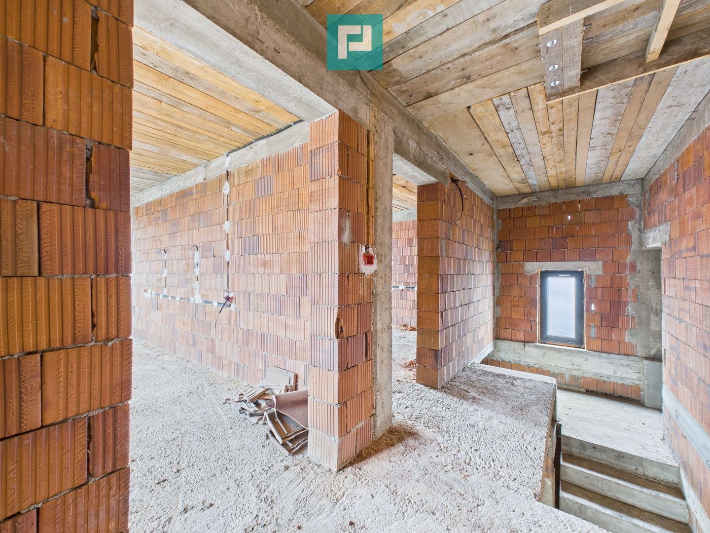 Casă la roşu P+E+M în Şagu - Poză 12