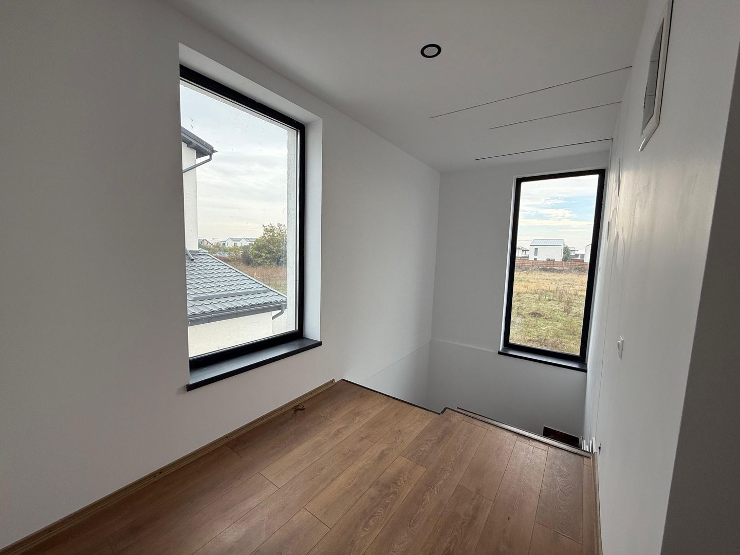 Vila individuala 4 camere Tunari I Teren 300 mp - Poză 4