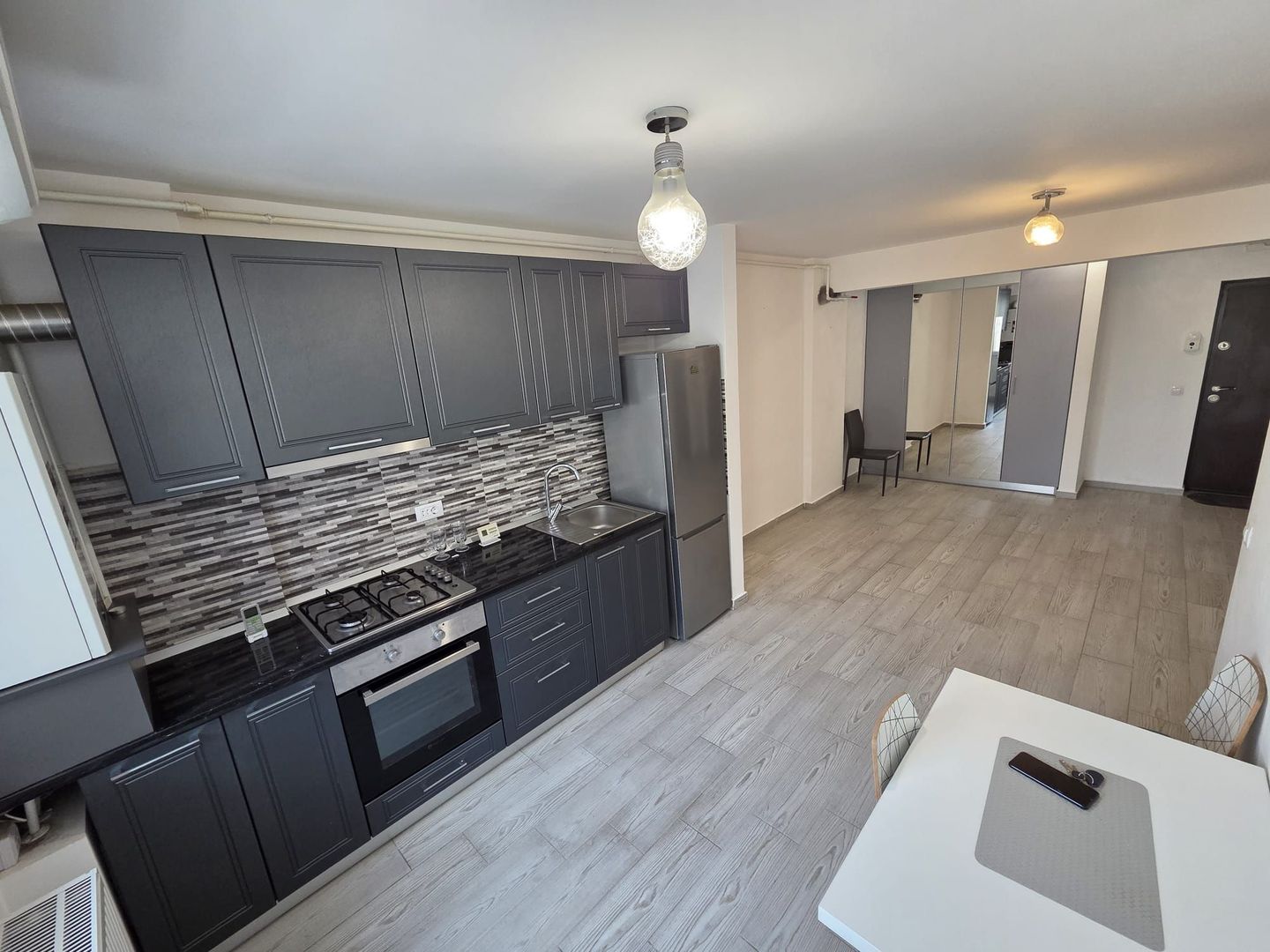 Se oferă spre închiriere apartament 2 camere, complet mobilat - Poză 1