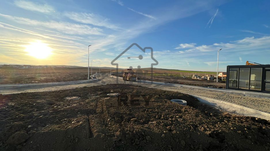 Teren cu autorizație de construcție și utilități - Poză 1