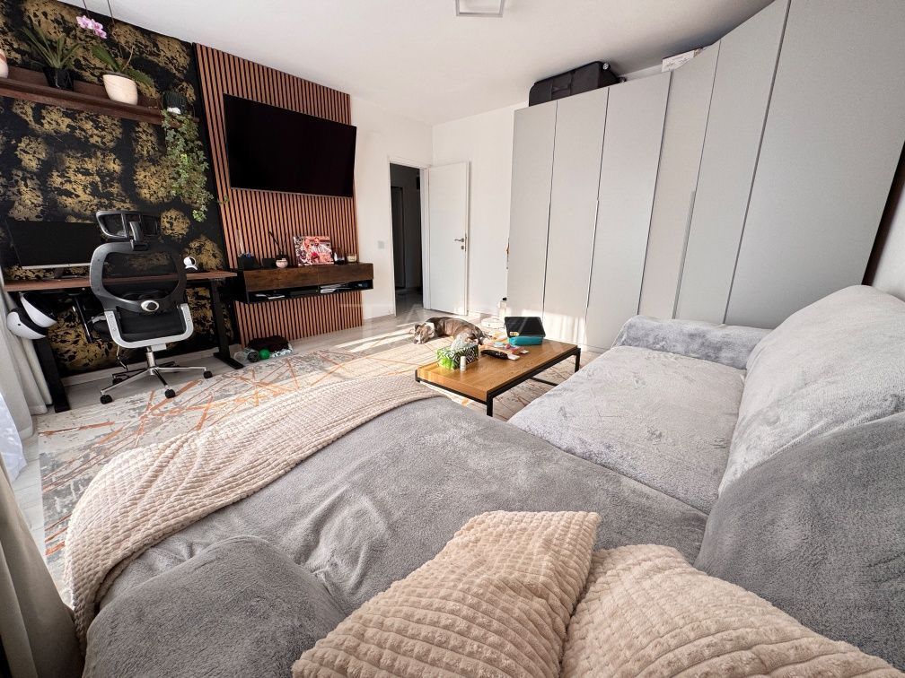 Apartament decomandat, renovat complet, mobilat, parcare inclusă. - Poză 1