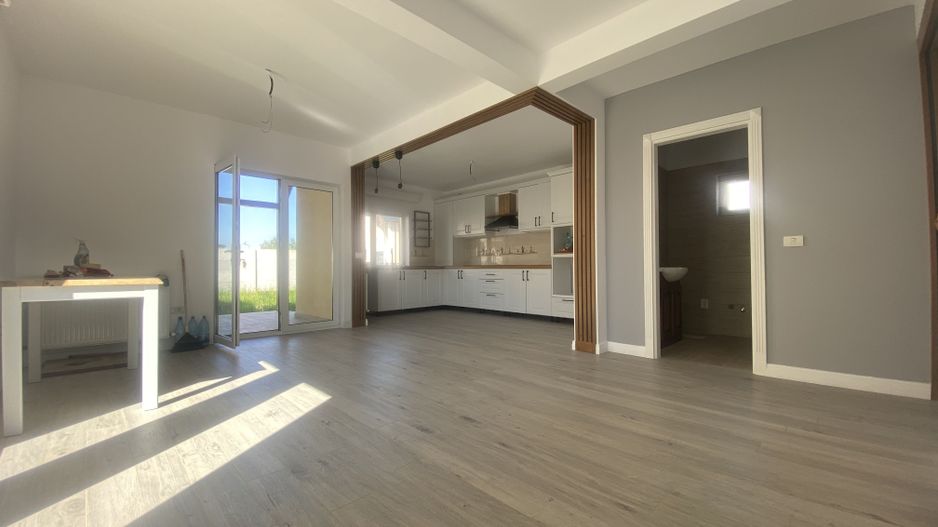 Liniste si confort! Vanzare casa la cheie, luminoasa in Priseaca! - Poză 2