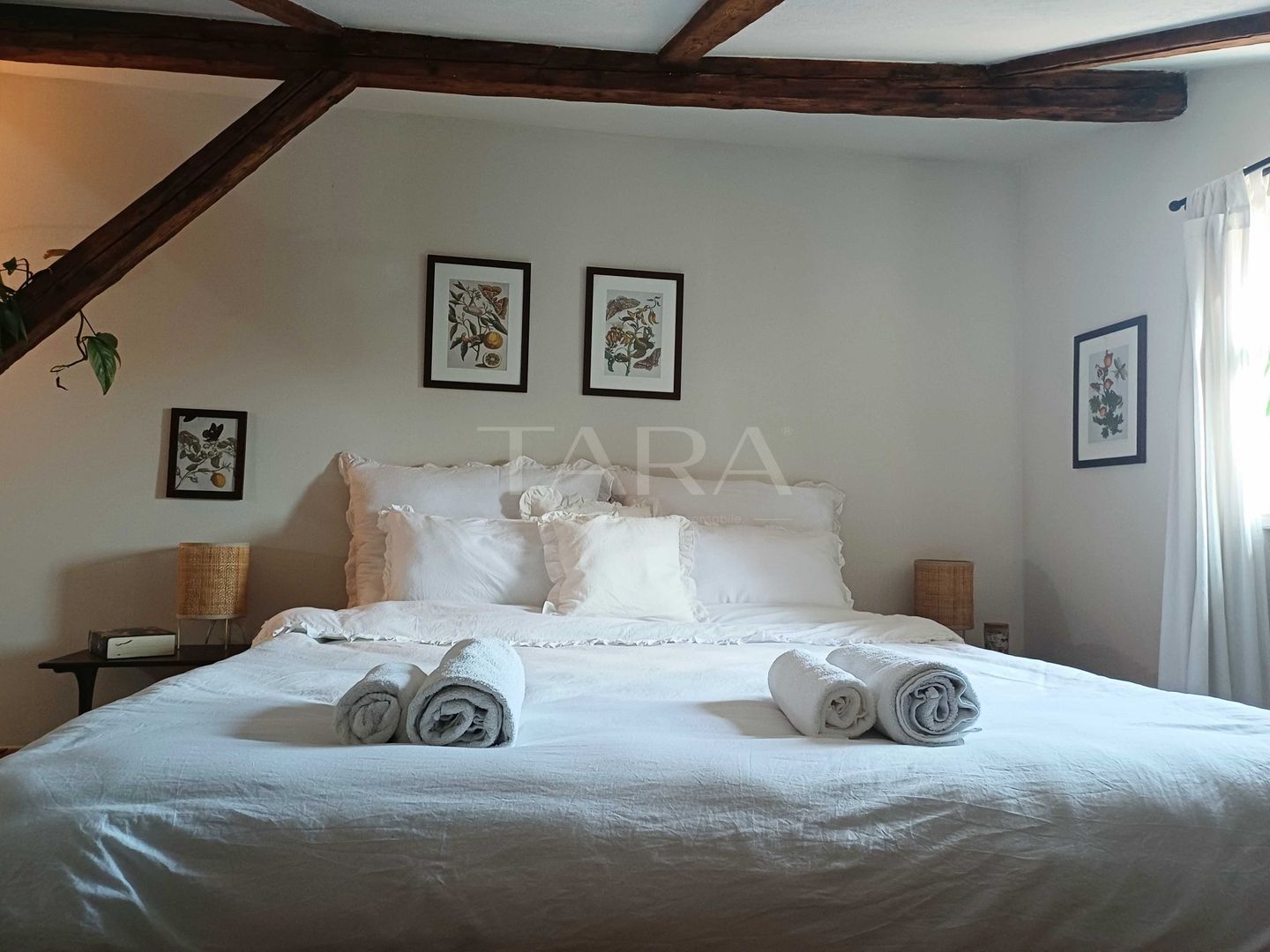 Casă renovată, cu terasă și grădină, în zonă Centrala - Poză 7