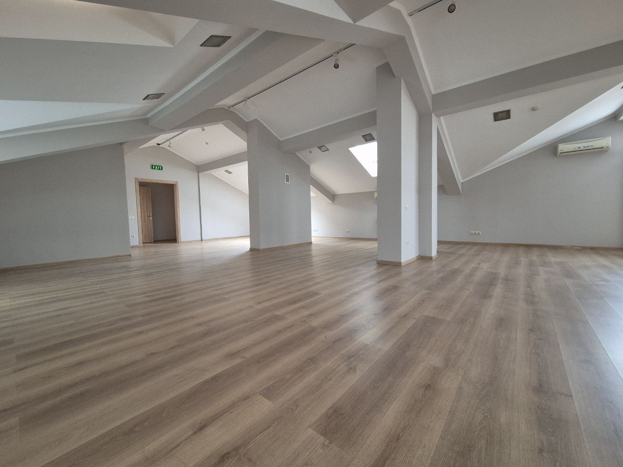 Spațiu comercial cu 6 camere de închiriat în Centru, Chișinău - Poză 3