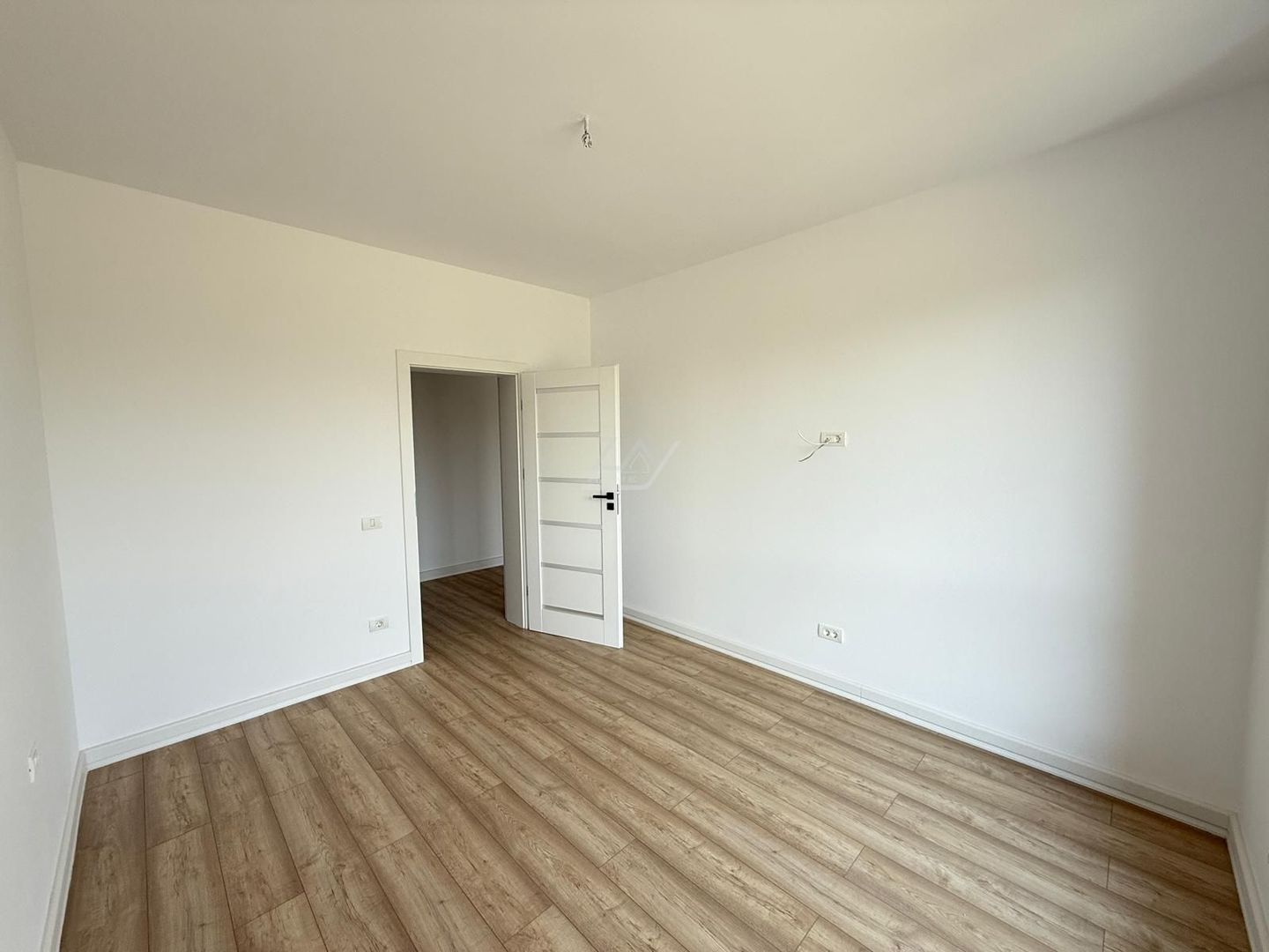 Bloc finalizat. Gradina proprie. Drum asfaltat. Loc de parcare. - Poză 5