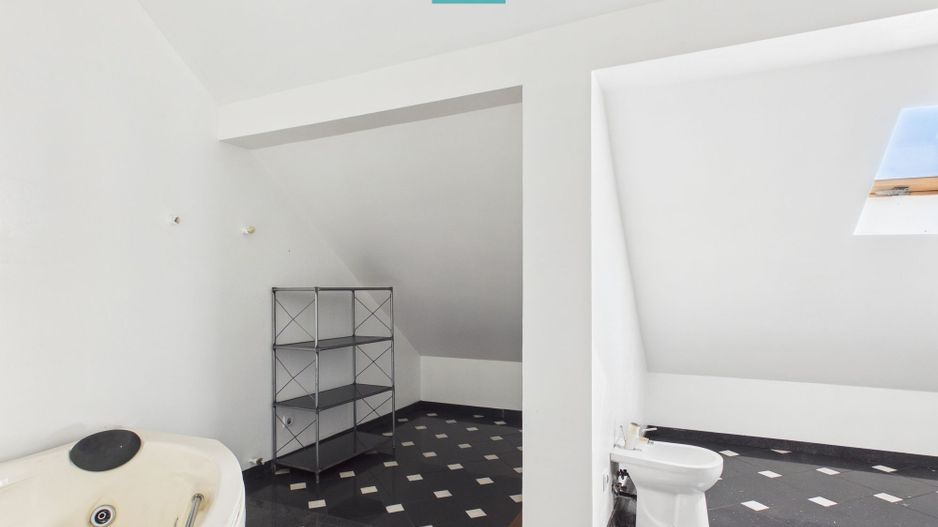 Casă cu 8 camere pentru investiții în Maciova CS - Poză 17