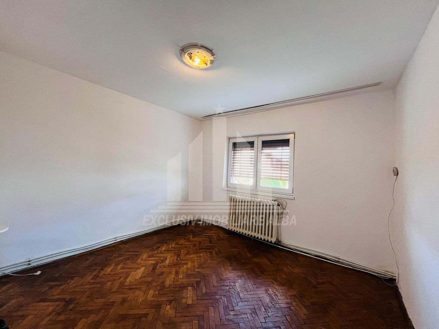 Apartament cu 3 camere,2 bai, etaj 1, Cetate-Mercur - Poză 5