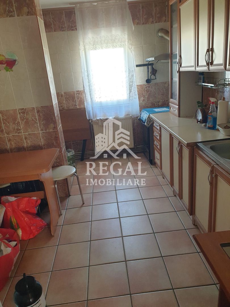 Apartament cu 3 camere de vânzare. Zona Micro 5 - Poză 9