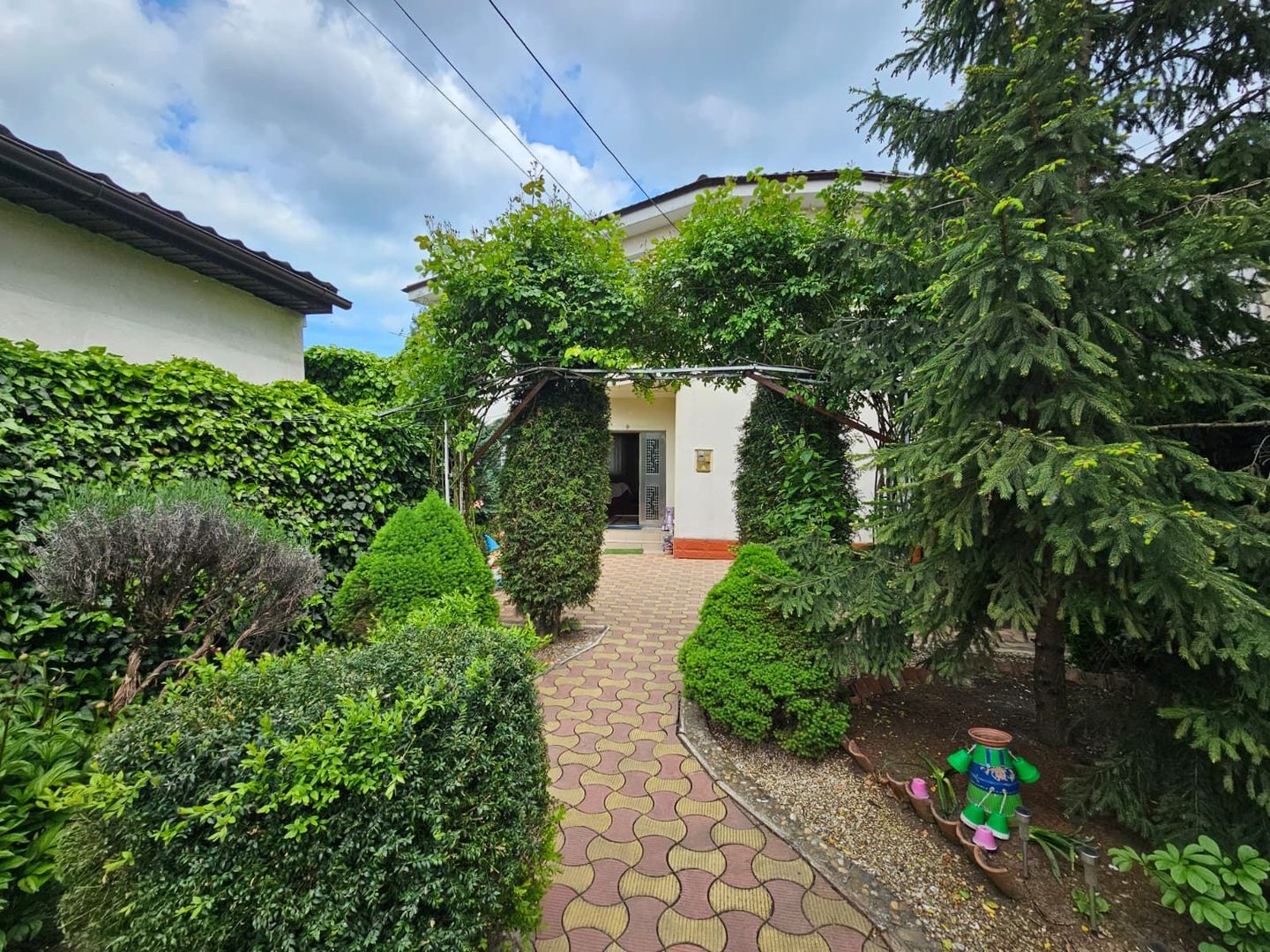 De vanzare-Vila spatioasa cu gradina si foisor-oaza de liniste - Poză 1