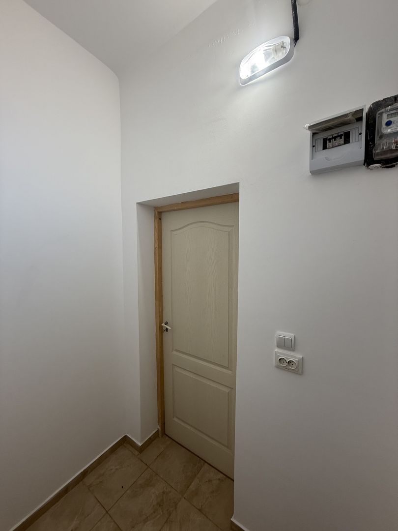 2 corpuri de Casă renovate + teren 125 mp Campina - Poză 17