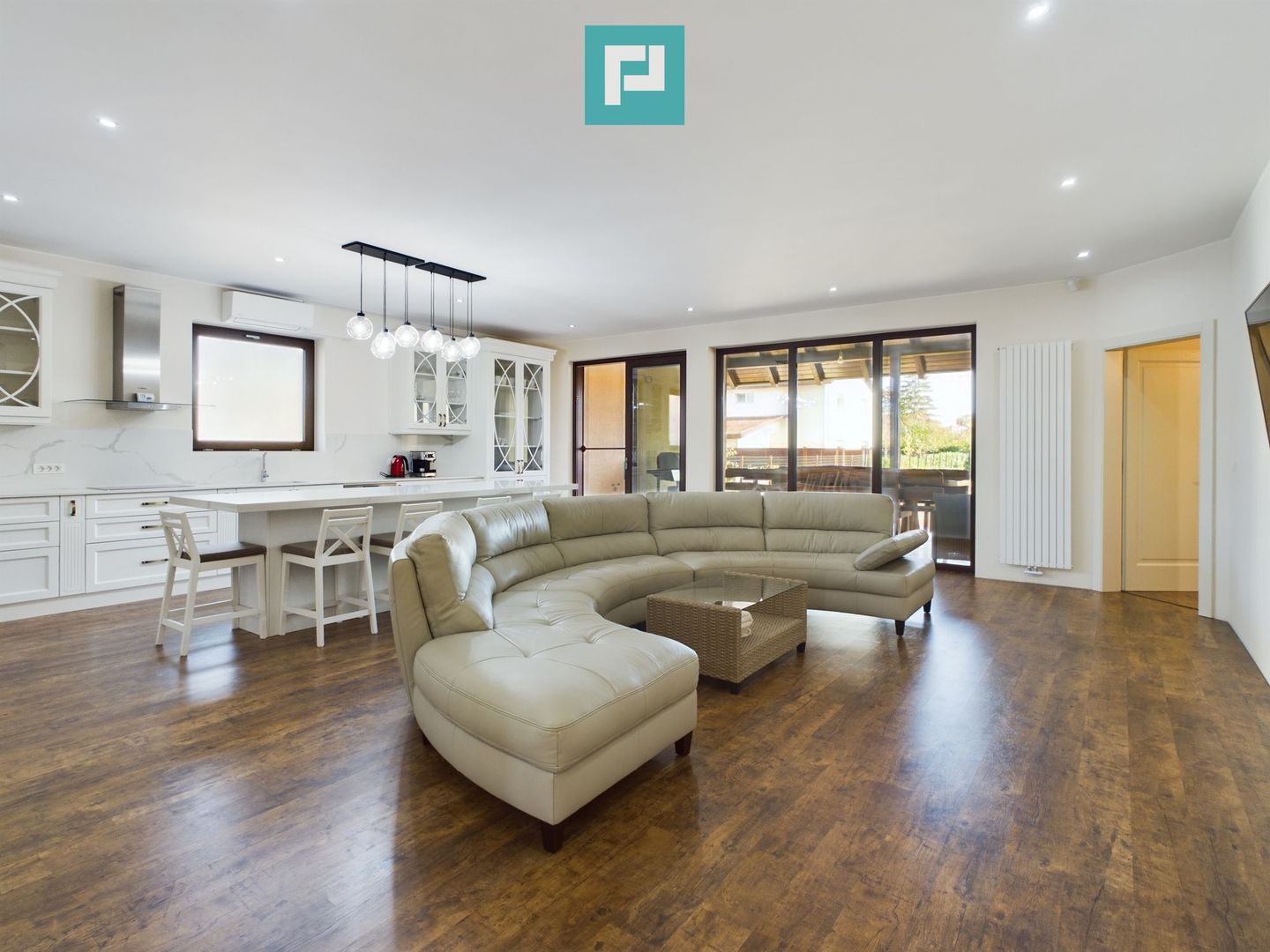 Vilă la sol cu 3 camere în Pârneava - Poză 1