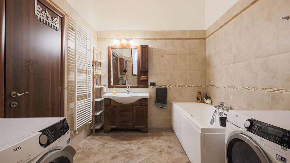 Apartament ultracentral cu 3 camere, 2 băi și curte privată - Poză 9