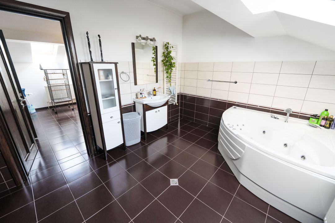 Vila moderna S+P+M, piscina acoperita, sauna, sala fitness-zona Ford/Cassia Park - Poză 9