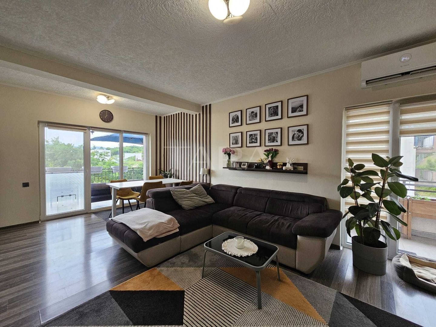 Apartament modern cu terasă generoasă și priveliște superbă. - Poză 2