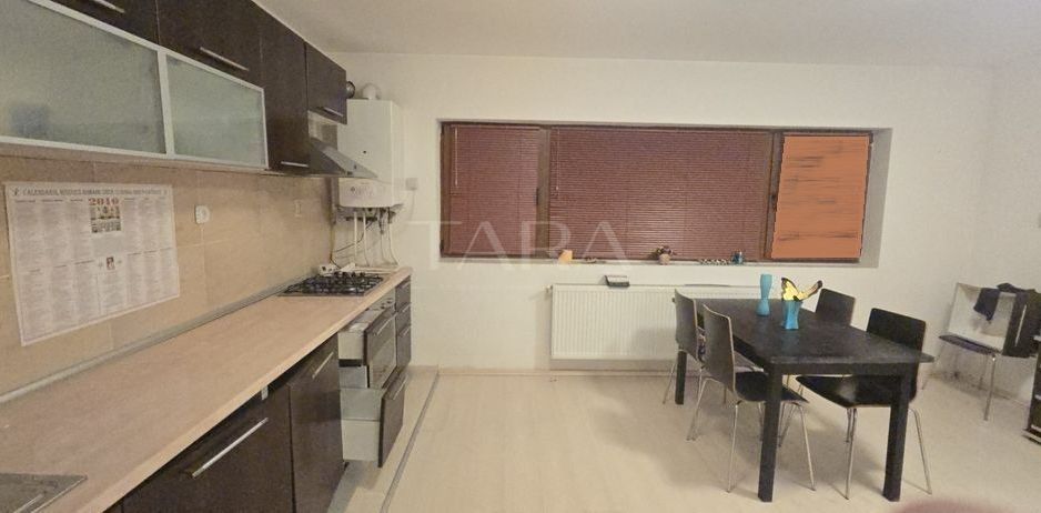 Apartament generos cu 4 camere, situat în zona Poligon. - Poză 1