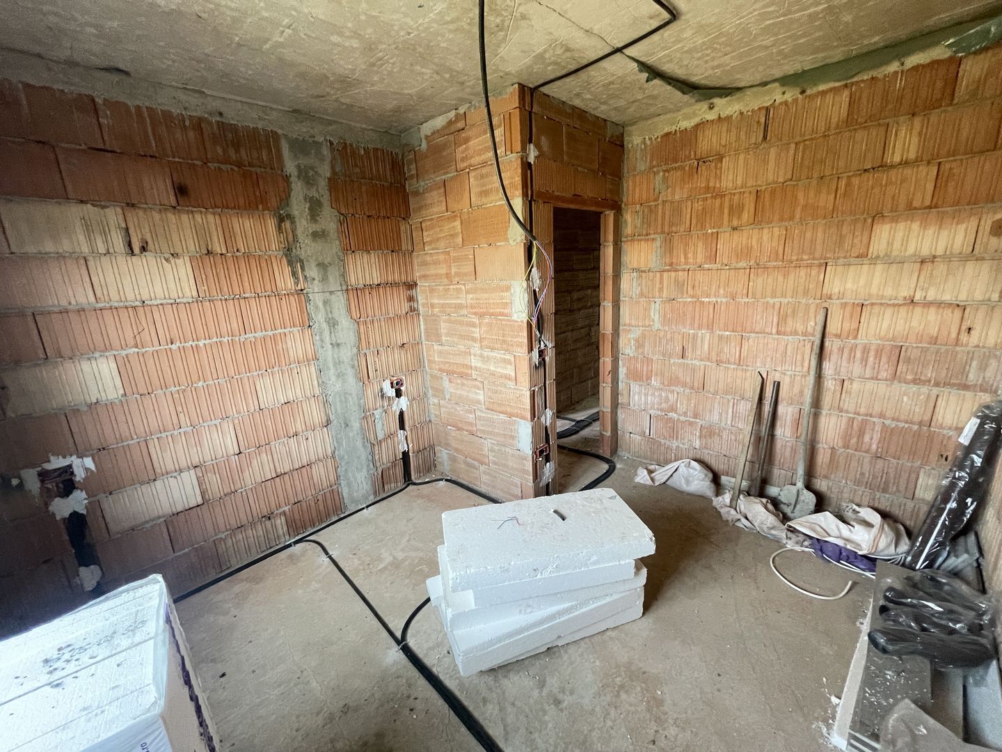 Casă la roșu, 3 dormitoare, teren 340 mp – Moșnița Nouă, lângă Kaufland - Poză 8