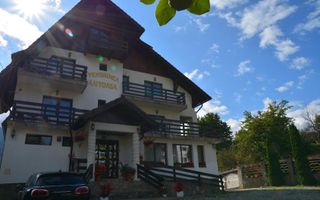 Pensiune la cheie de vânzare în Bran – Afacere cu 10 camere plus piscina - Poză 1