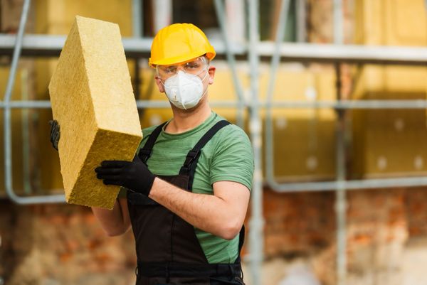 Polistiren vs. Vată Minerală Bazaltică – De ce am ales izolația premium cu vată bazaltică pentru vilele DaVinci Homes