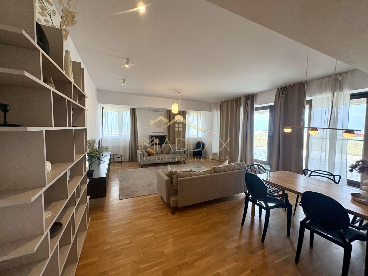 APARTAMENT de LUX cu 3 CAMERE cu Terasa si loc de parcare - Poză 1