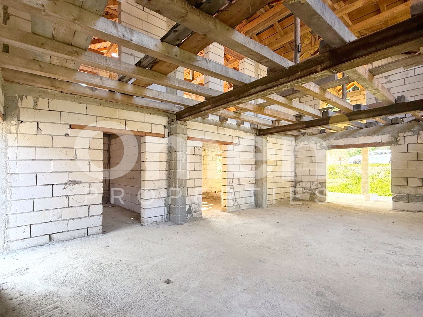 Casa la rosu de 304 mp utili, in Baita,Maramure-colț de rai într-o zonă retrasă - Poză 4