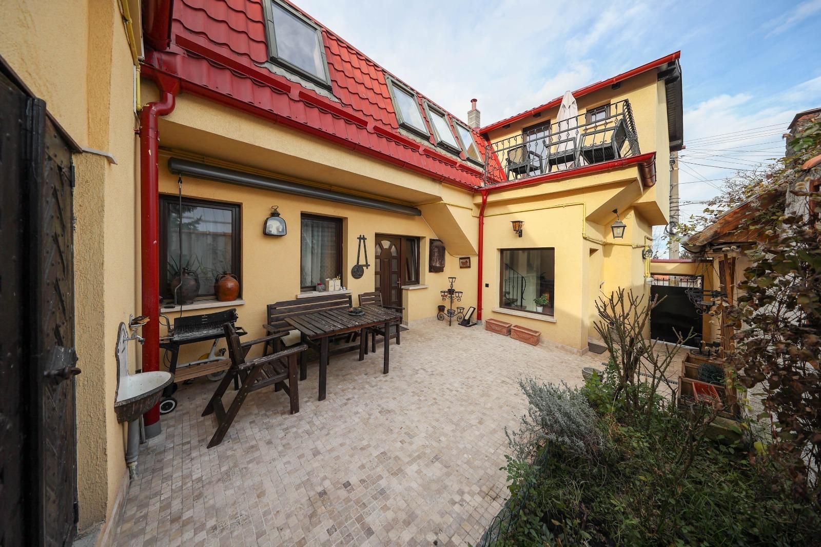 Casă deosebită de vânzare în centrul Brașovului - Poză 1