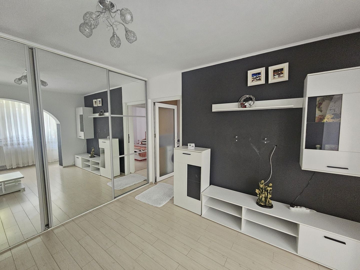 2 camere, etaj 1, stradal, vis-a-vis de Spitalul Militar - Poză 1