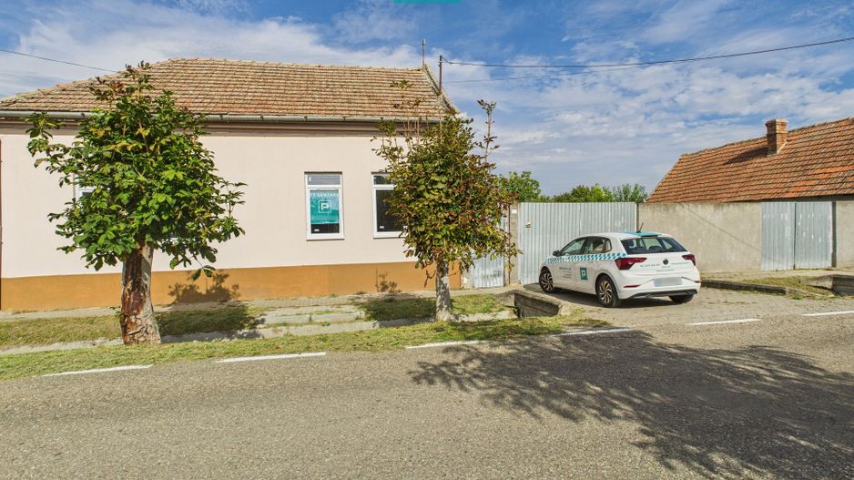 Casă spatioasă și solidă în Pecica - Poză 1