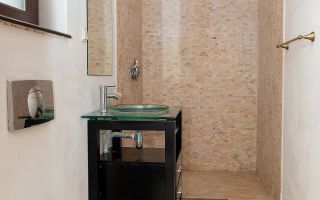 Vilă cu 5 dormitoare, 4 băi, 2 248mp teren, piscină. Preț: 229 000 Eur - Poză 32