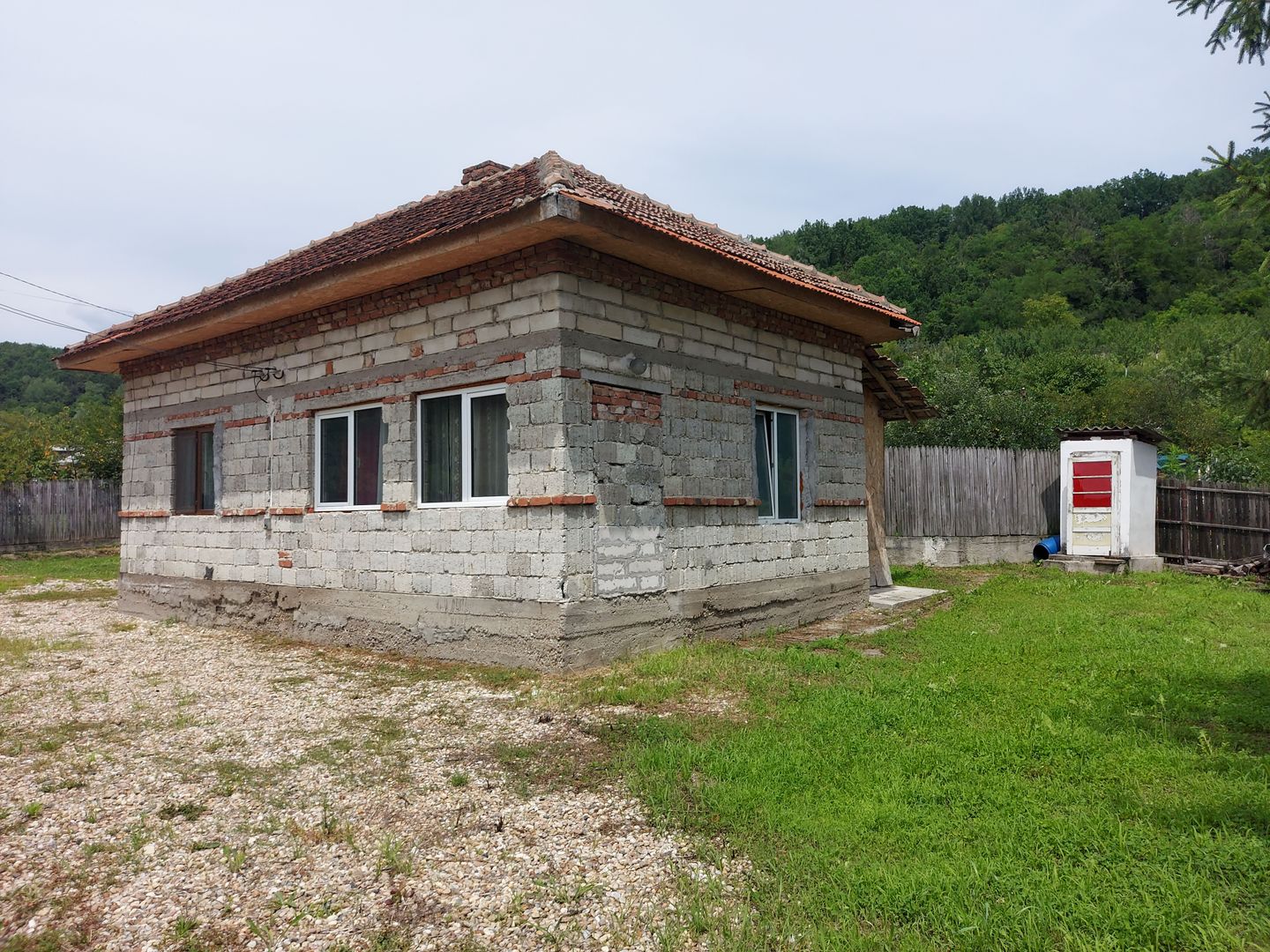 Casa de terminat in Bascov-Valea Ursului, Strada Salcamilor - Poză 1