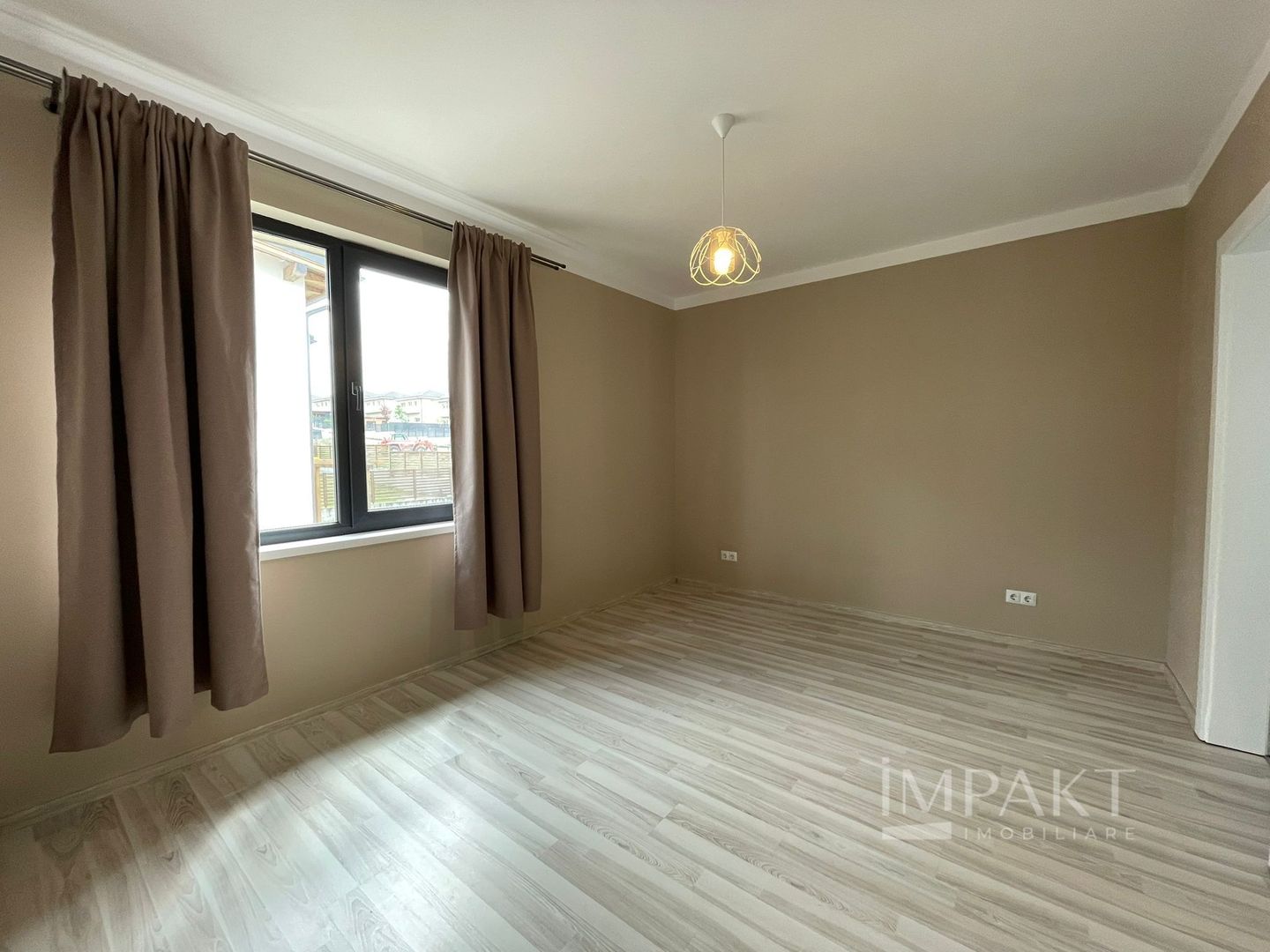 Casă / Vilă cu 4 camere de închiriat - Dezmir - Poză 11