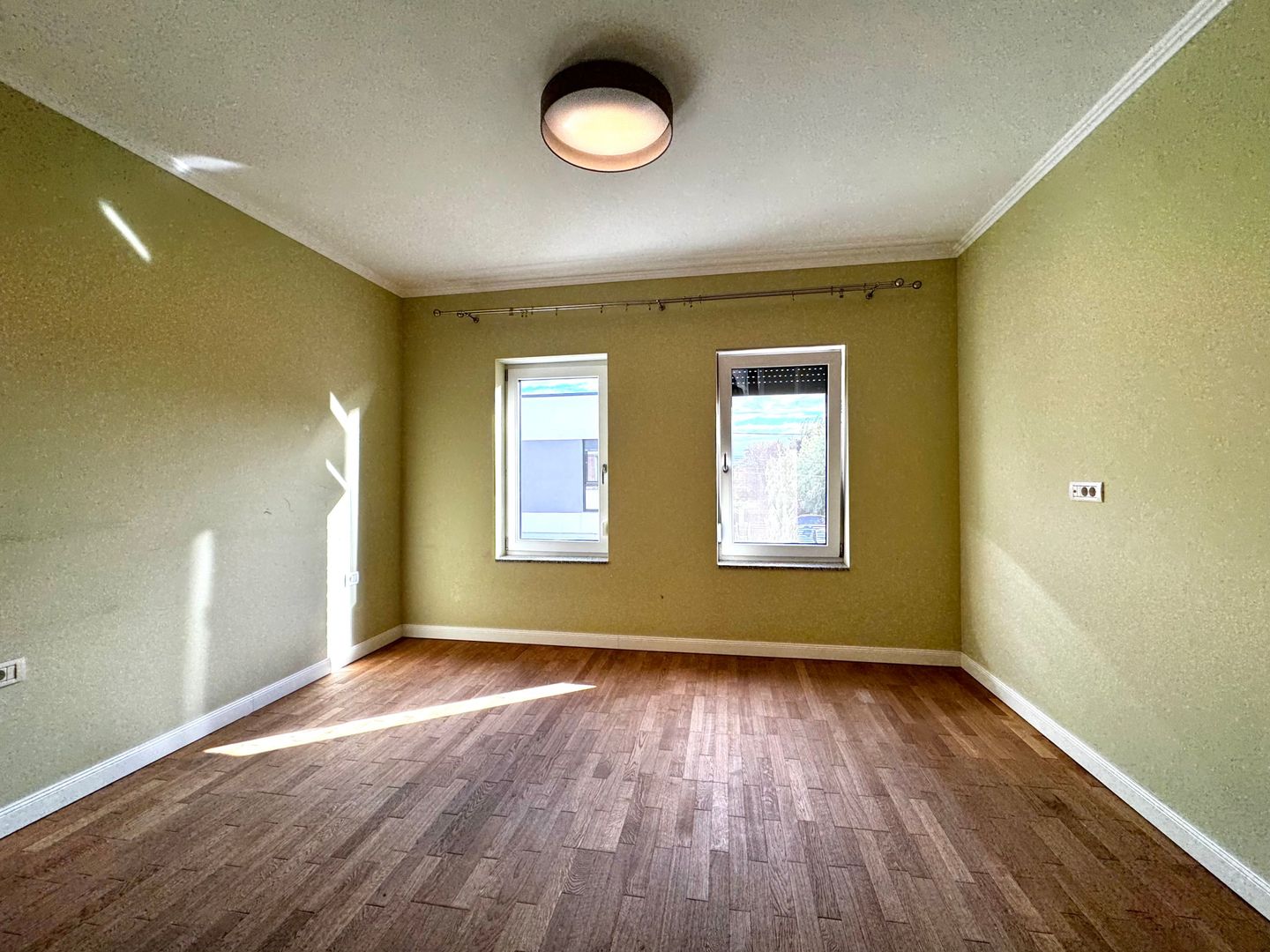 Casa spațioasă, cu teren generos, zona liniștită - in Braytim - Poză 17