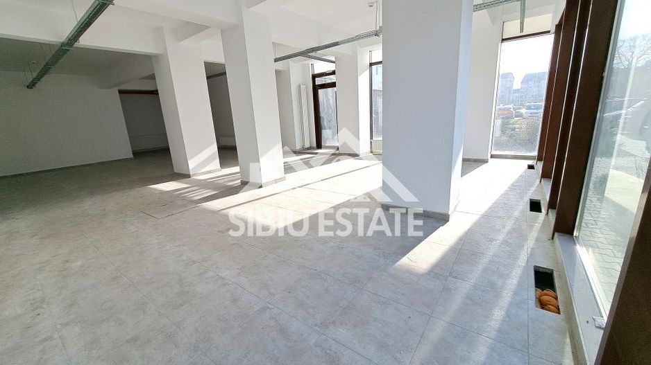 Spatiu comercial vad stradal, vitrine - Poză 5