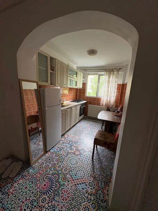 Apartament 2 camere in zona Basarabia, renovat recent - Poză 4