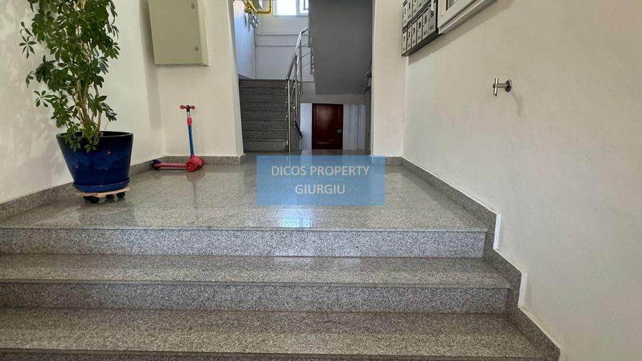 De vanzare apartament 3 camere - Poză 2