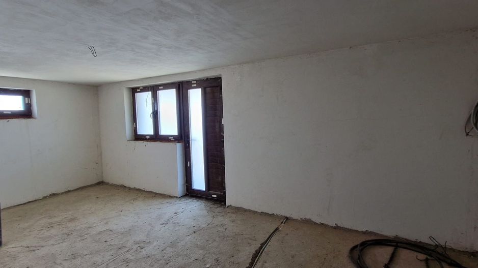 Vand vila la rosu cu teren 2700mp - Poză 5