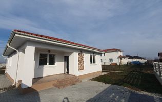 Casa dintre lacuri, Crevedia, cartier nou.