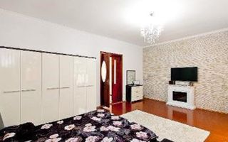 Casa P+1E si teren 370 mp, singur in curte - Piata Centrala - Poză 8