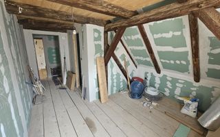 Casă veche, solidă, cu 4 camere, pivniță boltită și 4 băi – zonă centrală - Poză 8