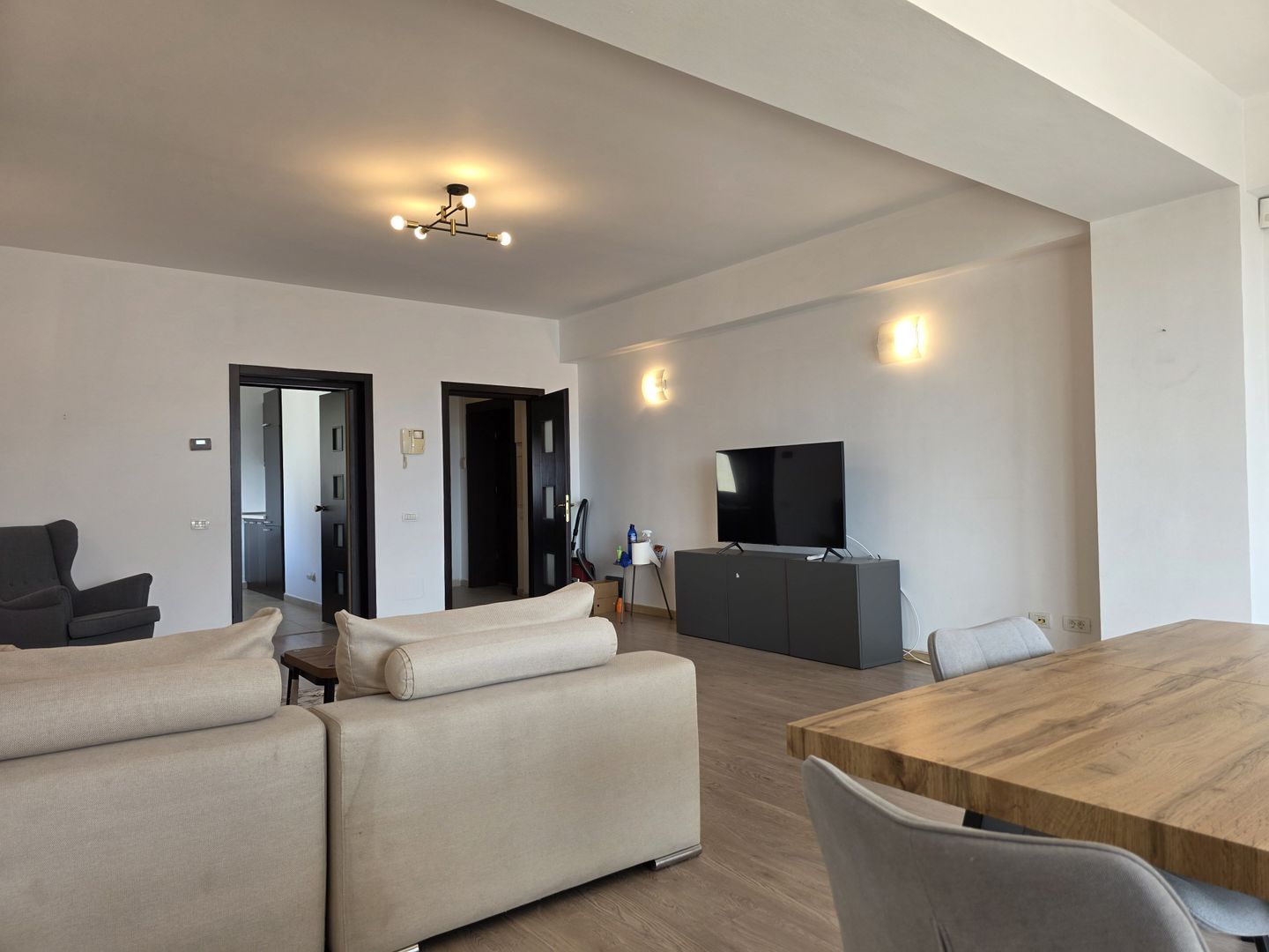 Inchiriere apartament 3 camere, 2 parcari in Iancu Nicolae! - Poză 1
