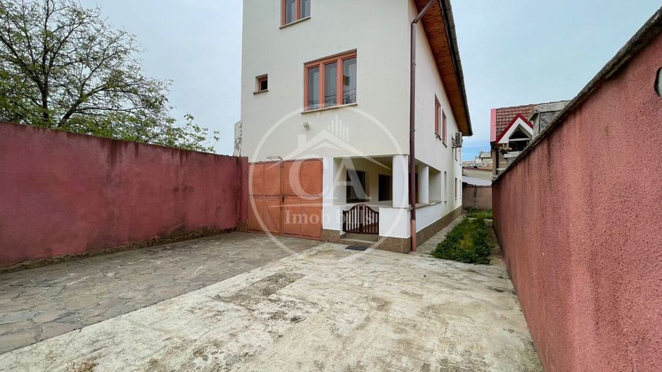 Casa de vânzare cu 8 camere de tip P+E+M in zona Rogerius, Oradea - Poză 3